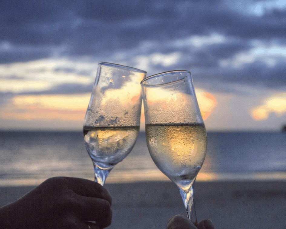 Image of guests toasting their complimentary wine during their romantic weekend getaway at Willow Point.