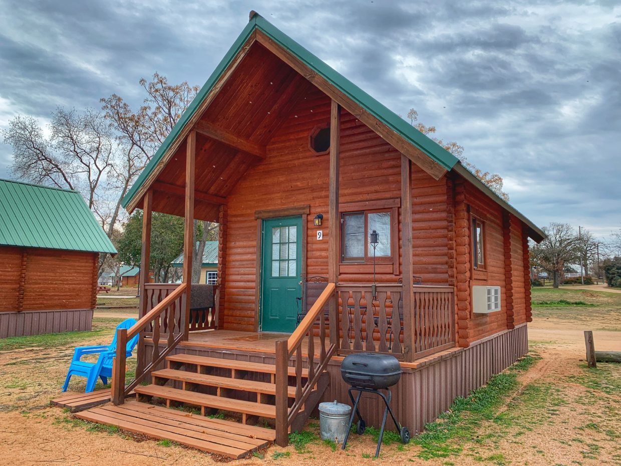 Image of the exterior of lake cabin 9 at Willow Point
