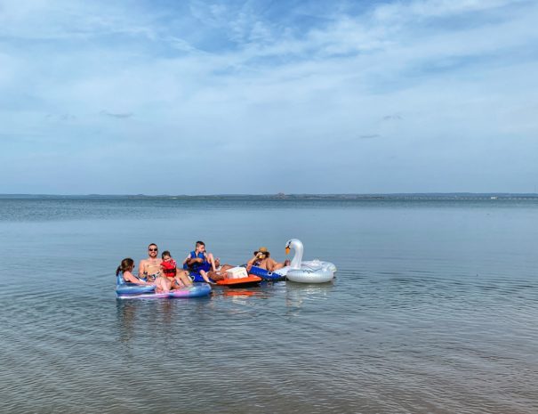 Image of guests enjoying the lake at our family friendly Texas resort.